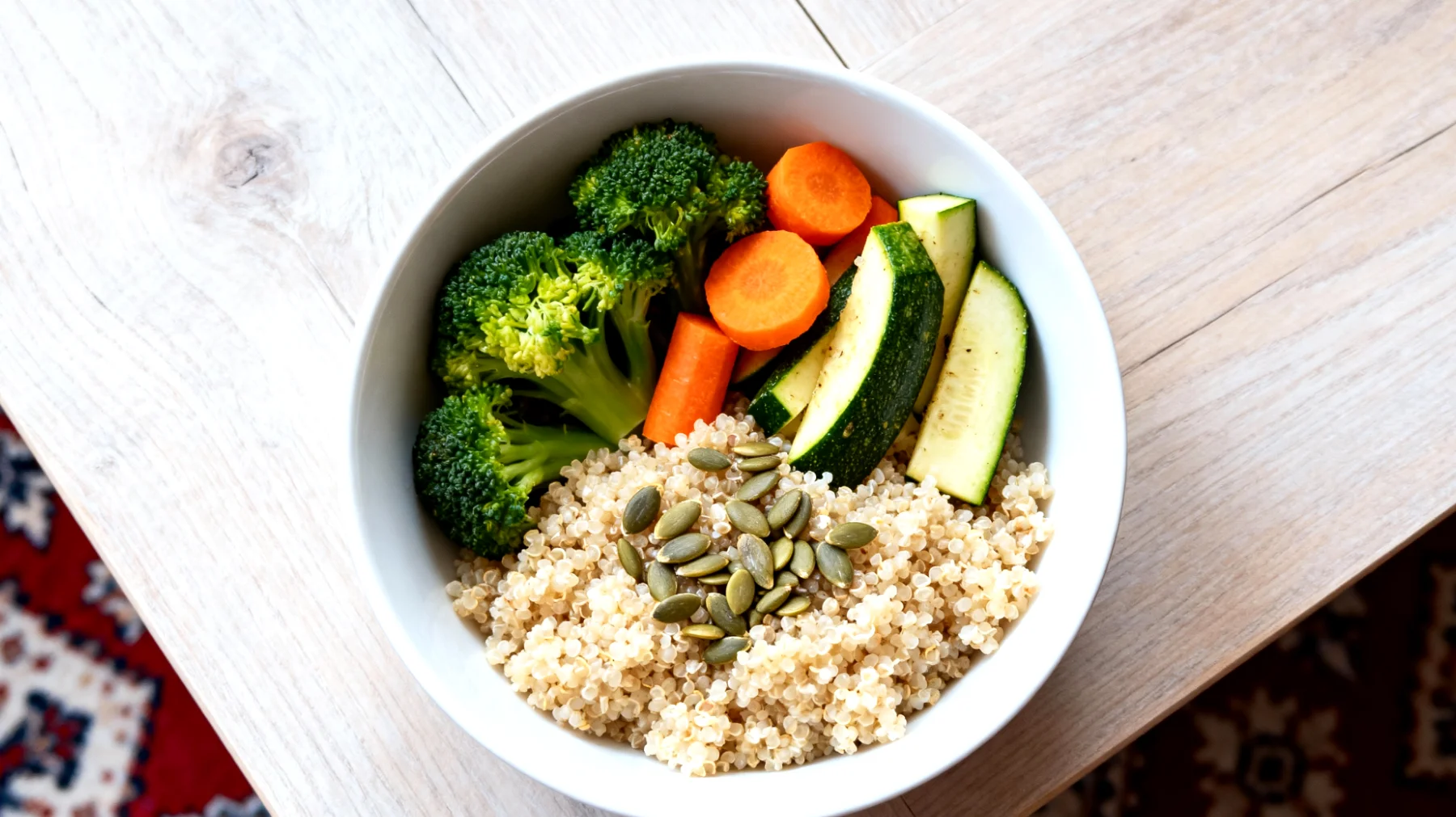 Quinoa con verdure al vapore e semi di zucca"