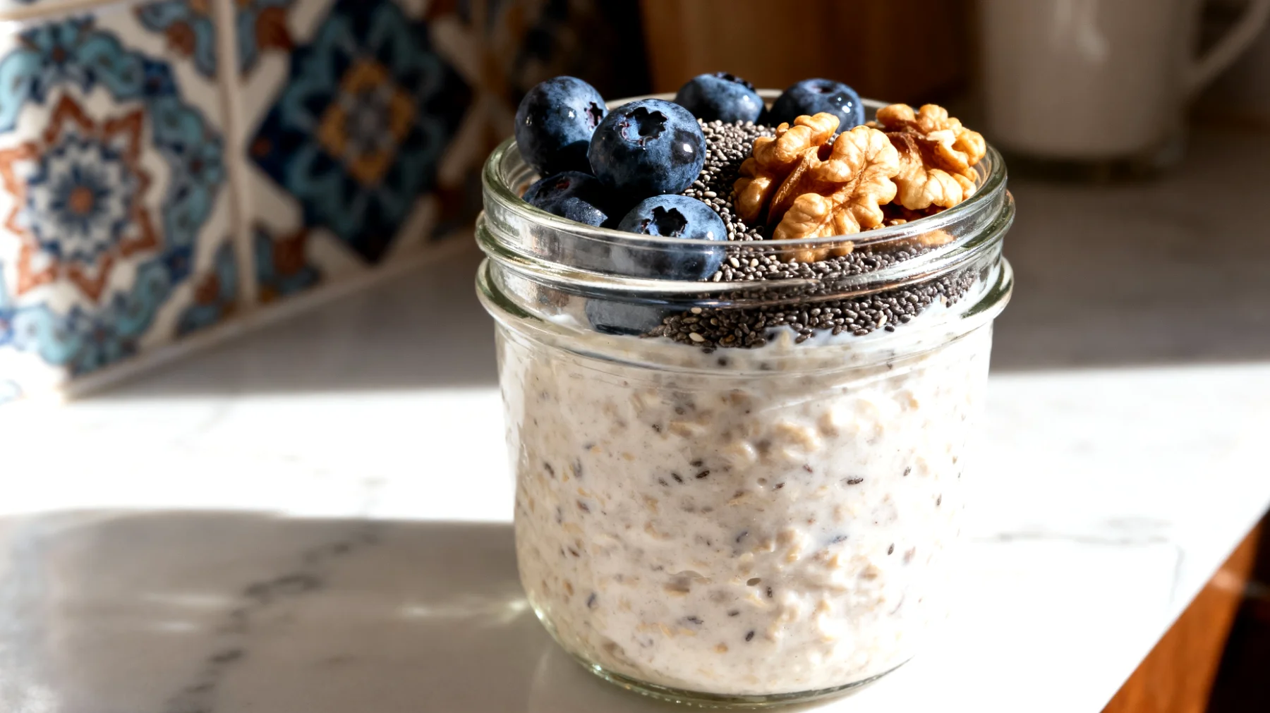 Yulaf ezmesi (overnight oats) üzerine ceviz, chia tohumu ve yaban mersini"