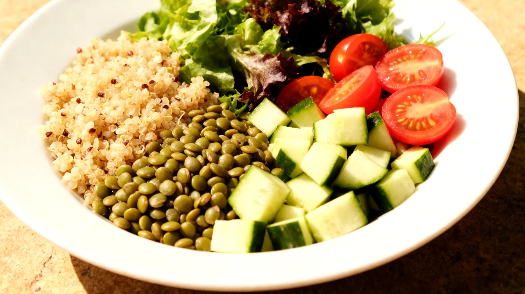 Mercimek ve Kinoa Salatası (Yeşil Mercimek, Kinoa, Taze Sebzeler)"