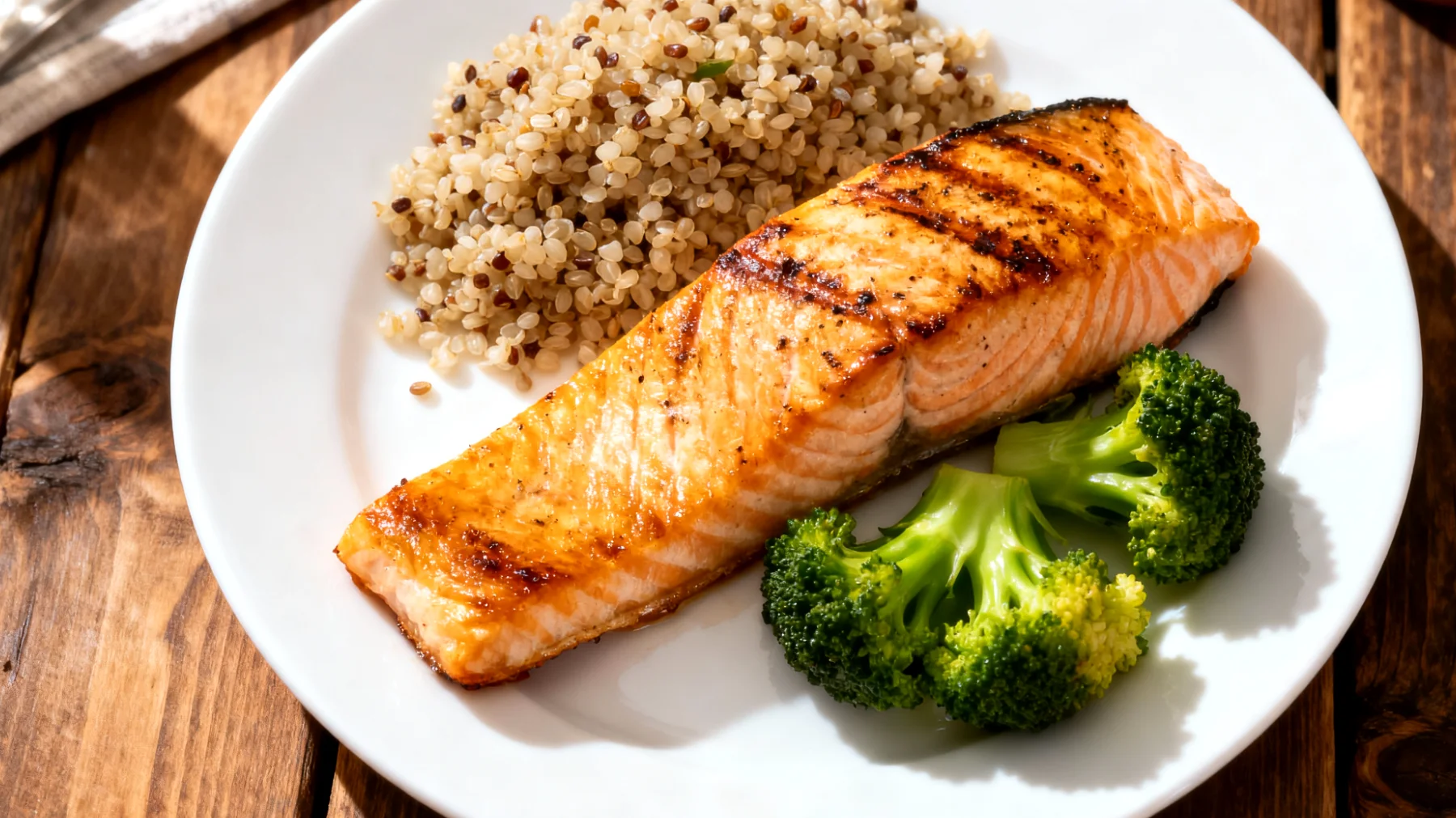 Somon fileto, quinoa ve buharda pişmiş brokoli ile"